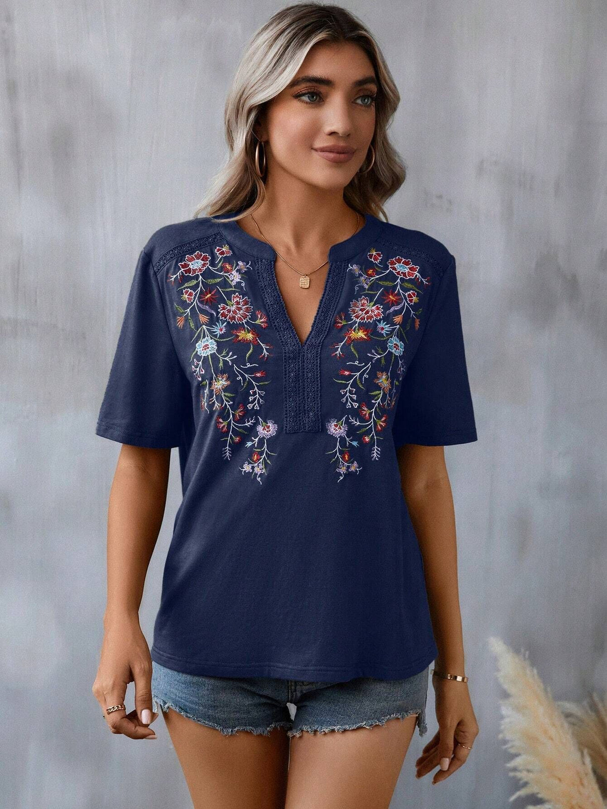 Blouse à broderies fleuries — bleu marine