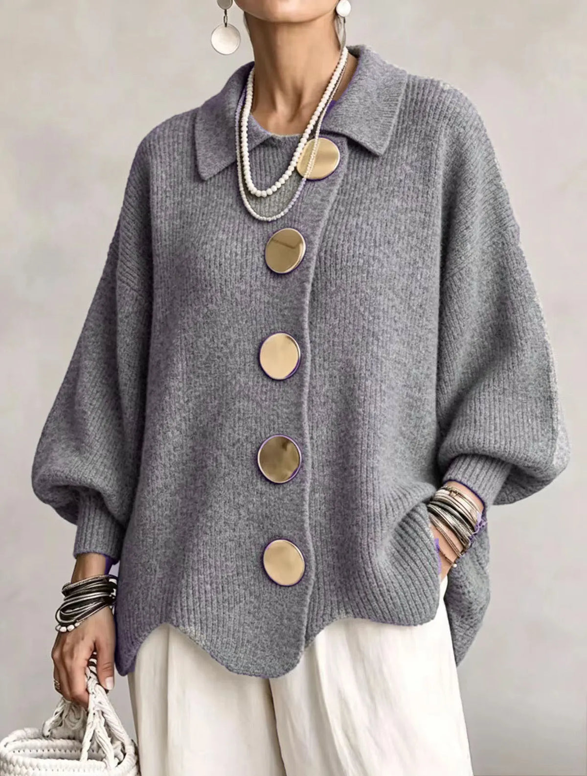 Gilet gris en maille texturée avec grands boutons dorés