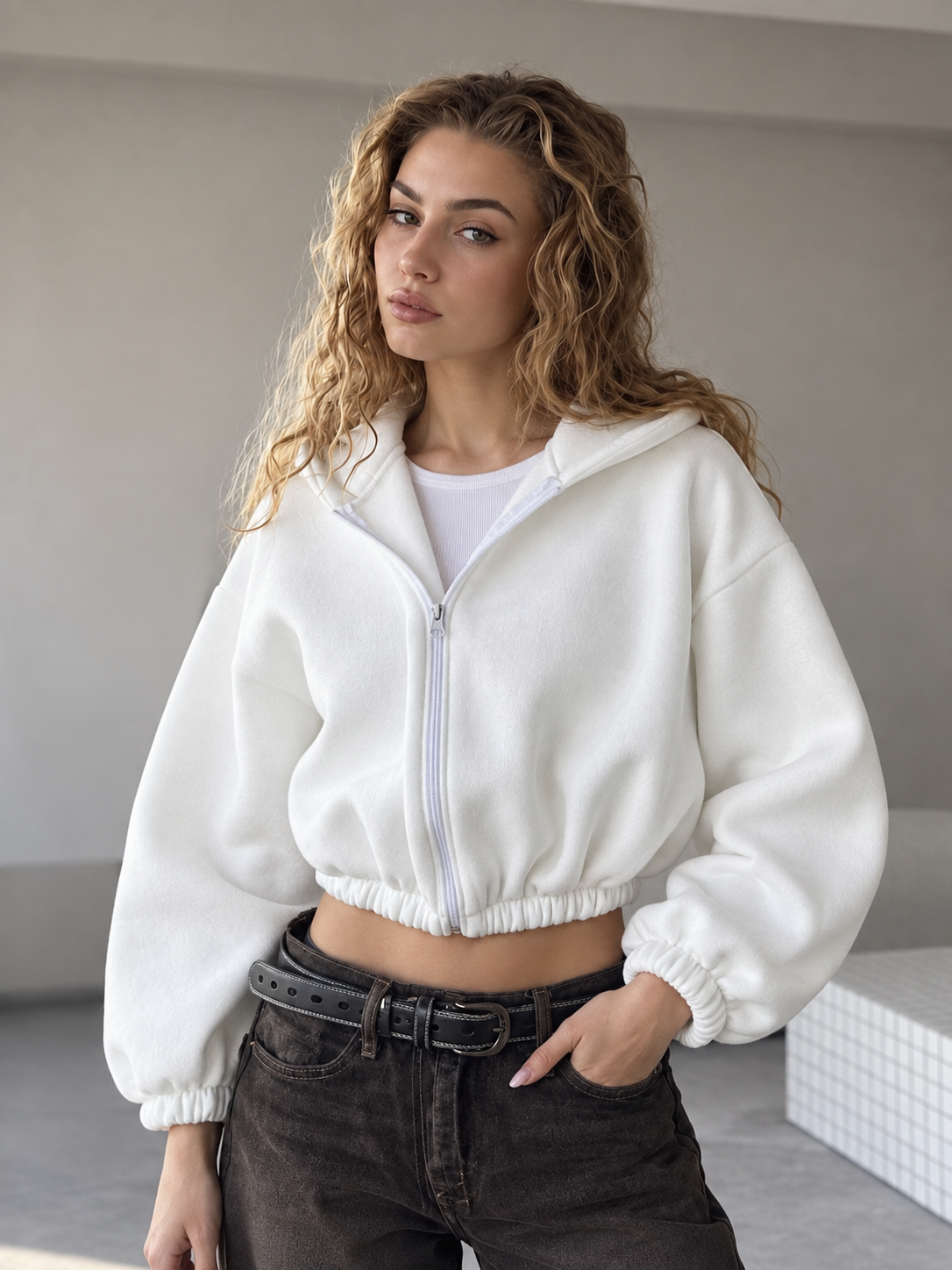 Sweat court blanc porté de face