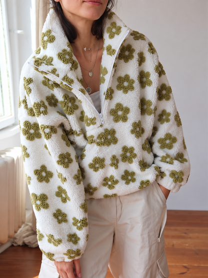 Sweat fleuri blanc et vert porté de face