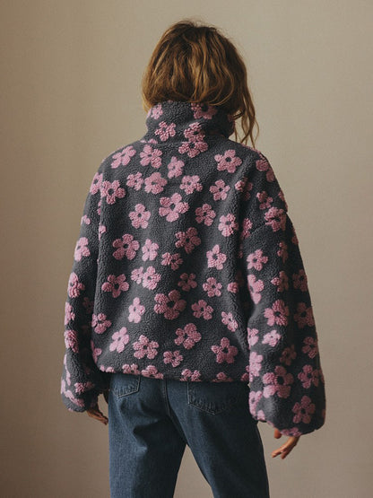 Sweat fleuri rose et gris porté de dos